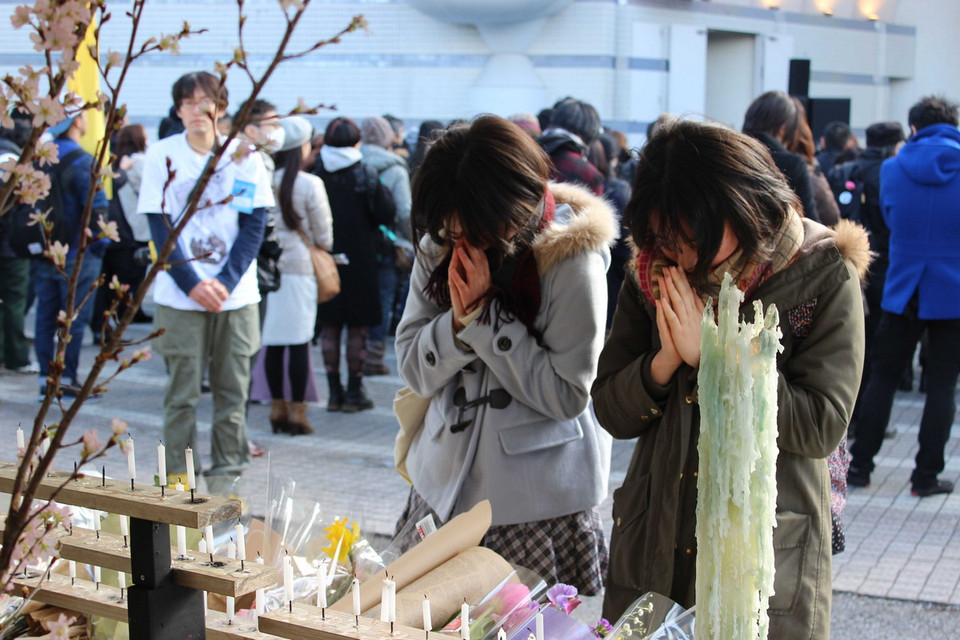 Số lượng người đến đặt vòng hoa, thắp nến và cầu nguyện ngày một đông. Mỗi người một cảm nhận và tâm trạng khác nhau nhưng điểm chung giữa họ là mong mỏi về một cuộc sống bình yên trên trái đất. (Ảnh: Hữu Thắng/Vietnam+)