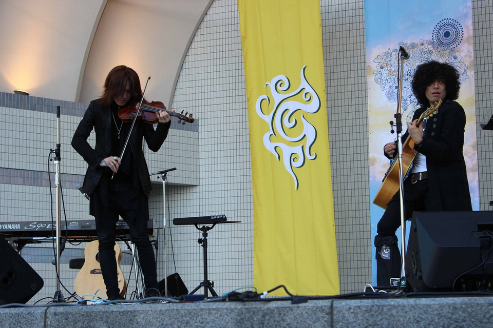 Tiếng vỹ cầm như gieo vào lòng người nghe những giọt nước mắt thấm đẫm nỗi buồn và sự sẻ chia. (Ảnh: Hữu Thắng/Vietnam+)