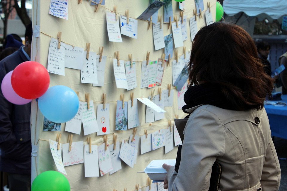 Một vị khách đang lặng lẽ đọc những dòng thông điệp đầy ý nghĩa. (Ảnh: Hữu Thắng/Vietnam+)