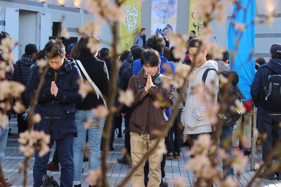 Đâu đó đã có những giọt nước mắt thầm kín không dễ gì nhận ra nhưng tất cả đều cảm nhận được những giọt nước mắt đang lặn vào trong. (Ảnh: Hữu Thắng/Vietnam+)