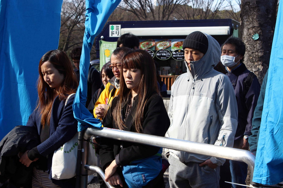 Đúng 2 giờ 46 phút, tất cả nghiêm trang dành một phút mặc niệm cho các nạn nhân trận động đất và sóng thần cách đây tròn bốn năm. (Ảnh: Hữu Thắng/Vietnam+)