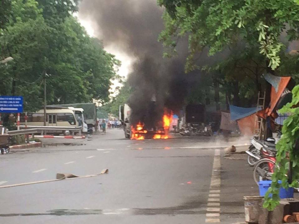 Vào khoảng 2h15 chiều tại trạm xăng dầu Sang mạn (chợ đầu mối đền Lừ Hoàng Mai) đã xảy ra một vụ hỏa hoạn nghiêm trọng. (Ảnh: PV/Vietnam+)