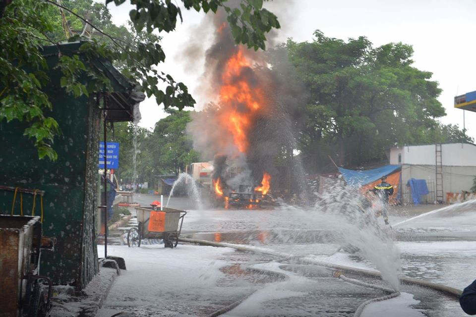 Vụ cháy đã thiêu rụi hoàn toàn một cây xăng và suýt chút nữa đã thiêu rụi một xe chứa xăng. (Ảnh: PV/Vietnam+)