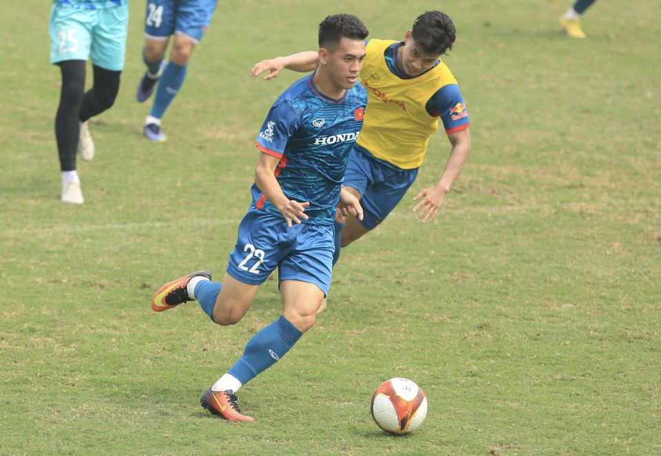 Cùng với sự nghiêm túc của huấn luyện viên, các cầu thủ tuyển Việt Nam cũng nỗ lực nuốt trọn giáo án tập luyện. (Ảnh: PV/Vietnam+)