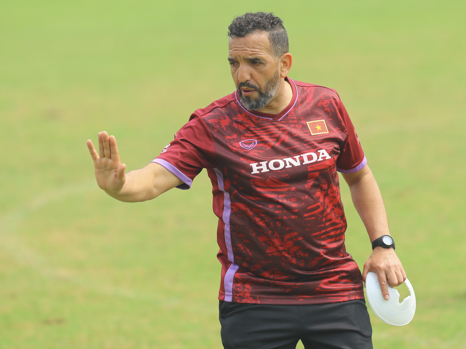 Tại đội tuyển Việt Nam, huấn luyện viên Troussier có hai trợ lý người nước ngoài. Trong ảnh, trợ lý người Maroc, Moulay Azzegogouarh cùng huấn luyện viên trưởng điều hành buổi tập. (Ảnh: PV/Vietnam+)