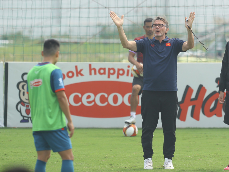 Trong buổi tập, huấn luyện viên Philippe Troussier liên tục đưa ra chỉ đạo, thậm chí nắn từng động tác cho các cầu thủ đội tuyển Việt Nam. (Ảnh: PV/Vietnam+)