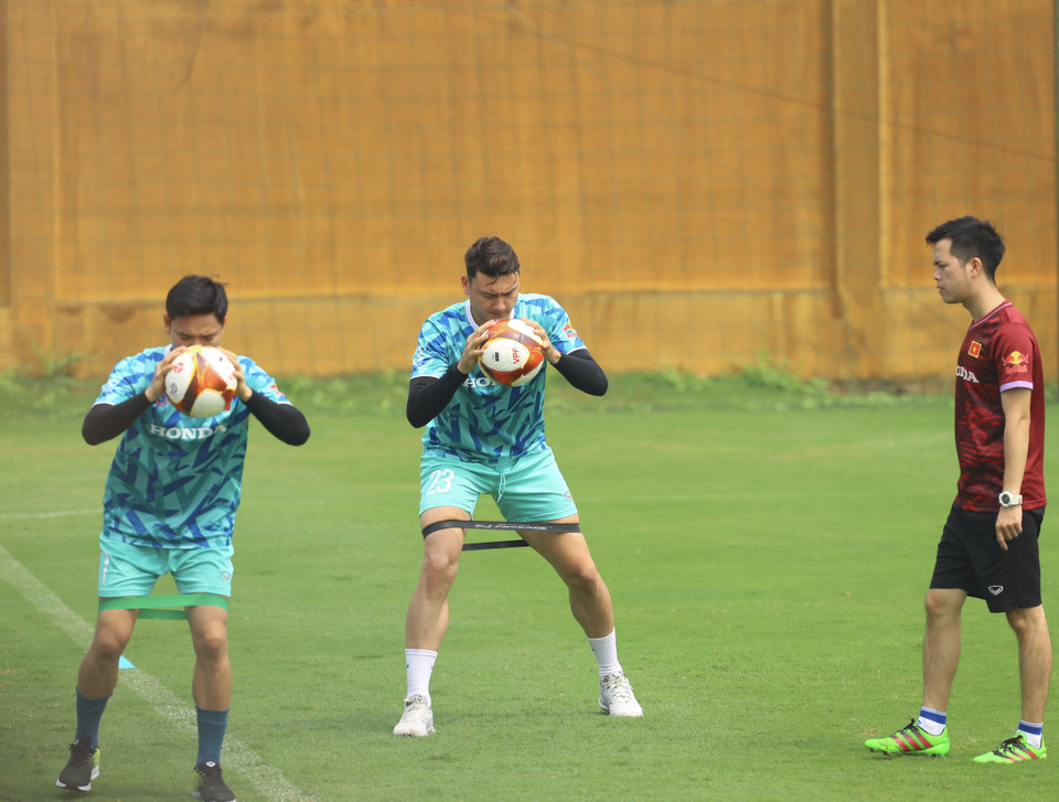 Trong buổi tập, đội tuyển Việt Nam tiếp tục trải qua hai phần chính gồm khởi động, rèn thể lực và tập luyện thi đấu đối kháng nội bộ. (Ảnh: PV/Vietnam+)