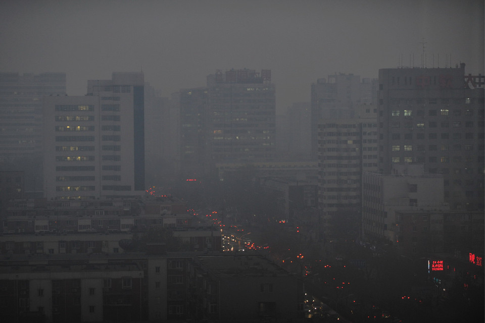Khói mù bao phủ thủ đô Bắc Kinh, Trung Quốc ngày 7/12. (Nguồn: THX/TTXVN)