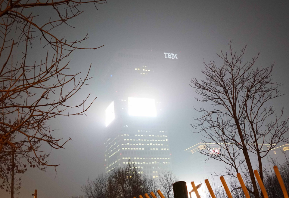 Khói mù bao phủ thủ đô Bắc Kinh, Trung Quốc ngày 7/12. (Nguồn: THX/TTXVN)