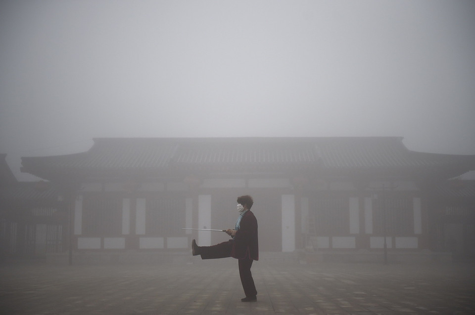 Khói mù bao phủ thủ phủ Ngân Xuyên, Khu tự trị dân tộc Hồi Ninh Hạ, Trung Quốc ngày 9/11. (Nguồn: THX/TTXVN)