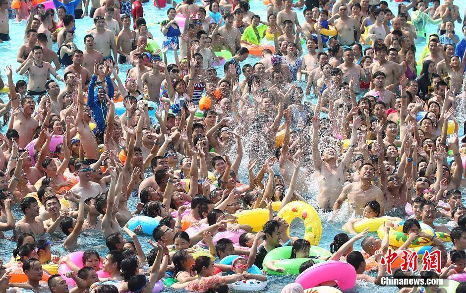 Tài khoản @Yimifangwu chia sẻ: Bạn thậm chí còn không nghĩ tới vấn đề vệ sinh nữa khi bạn ở giữa đám đông như vậy.' (Nguồn: CCTVNews)