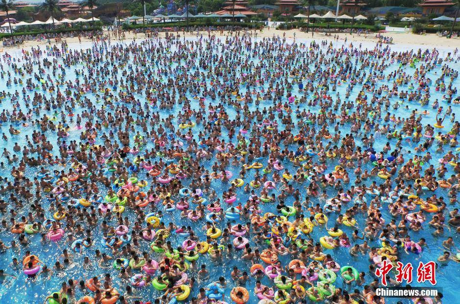 Người dân Nam Kinh, tỉnh Giang Tô đã kéo tới công viên nước lớn nhất thành phố vào ngày 1/8 để tránh cái nắng khủng khiếp tràn qua thành phố. (Nguồn: CCTVNews)