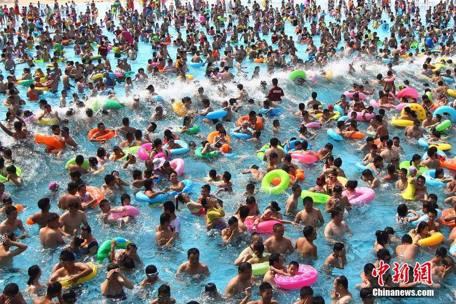 Tài khoản @Bujidekuangfeng lại viết: 'Đây giống như nấu bánh bao trong một cái nồi lớn.' (Nguồn: CCTVNews)