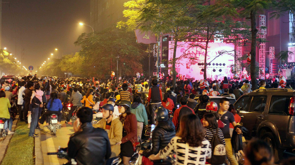 Nhiều xe máy khi di chuyển tới đây đã buộc phải quay đầu dù đây là đường một chiều. (Ảnh: Doãn Đức/Vietnam+)