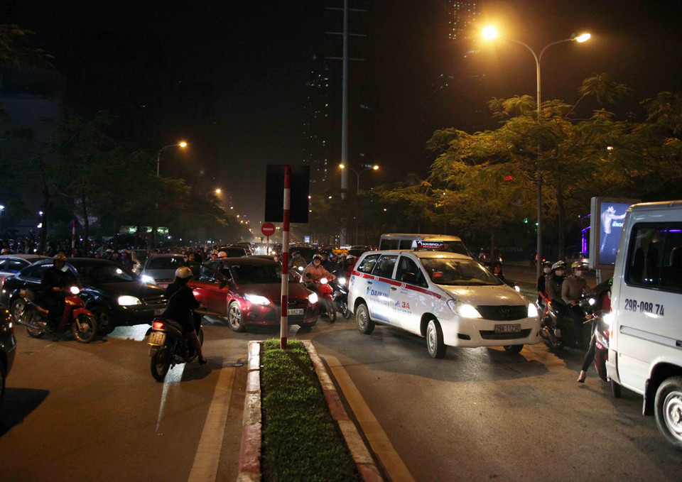 Tất cả các phương tiện khi di chuyển đến đây đều phải chuyển sang làn ôtô gây nên tình trạng ùn tắc từ đầu đường Phạm Hùng rẽ vào Mễ Trì. (Ảnh: Doãn Đức/Vietnam+)