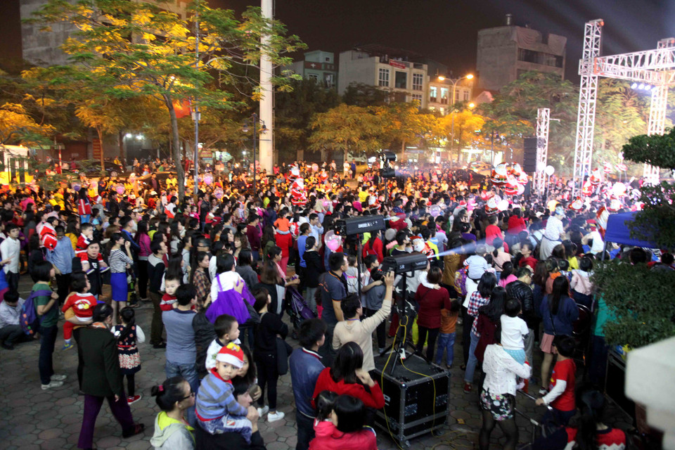 Ngay từ đầu giờ tối, biển người đã đổ về đây chơi đêm Giáng sinh. (Ảnh: Doãn Đức/Vietnam+)