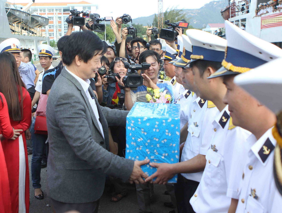  Lãnh đạo Ủy ban Nhân dân thành phố Khánh Hòa trao tặng quà cho các cán bộ, chiến sĩ ra nhận nhiệm vụ mới tại Trường Sa. (Ảnh: Minh Đức/TTXVN) 