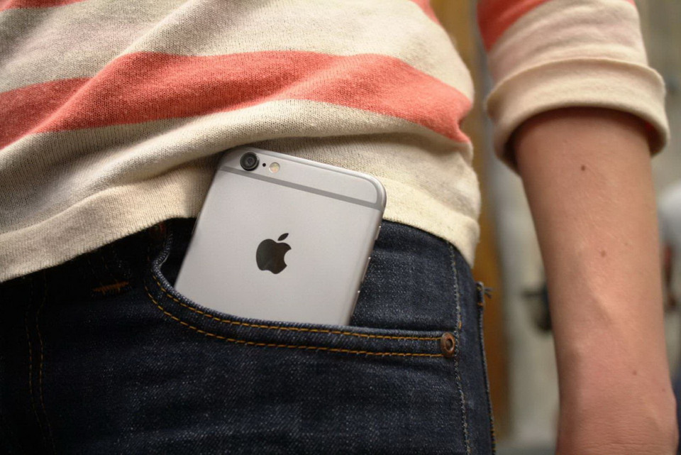 Nhiều người sử dụng smartphone iPhone 6 Plus than phiền điện thoại của họ bị cong khi để trong túi quần. Apple không lên tiếng giải thích về những sự cố trên. (Nguồn: Corbis)