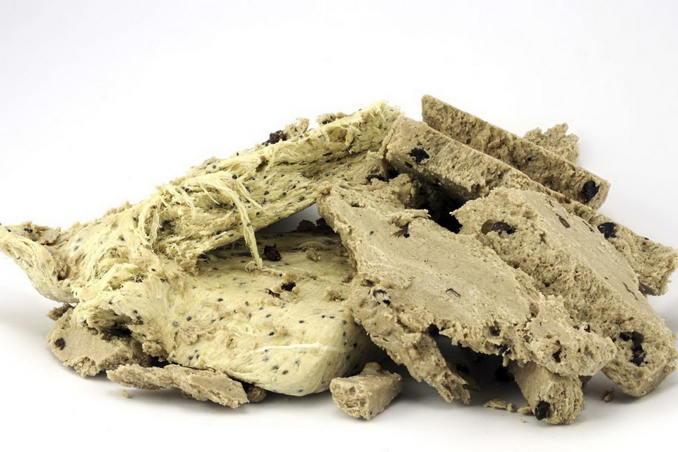 Halva ở Trung Đông được làm từ bột semolina, bơ sữa trâu nấu với nước đường. (Nguồn: Getty Images)