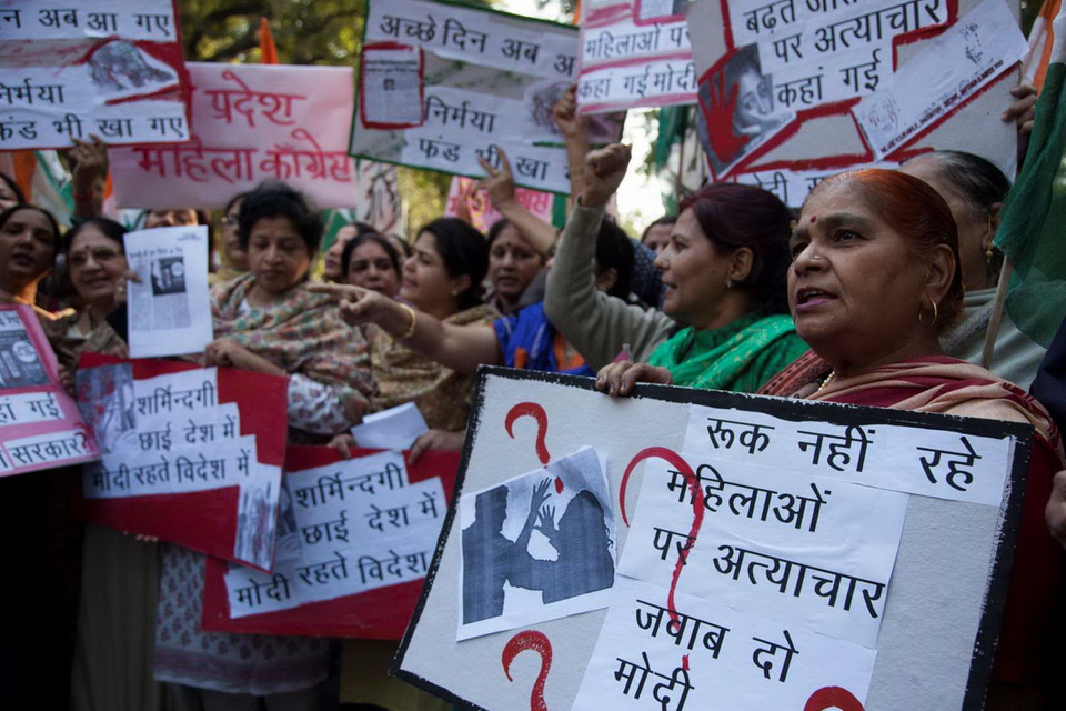 Dù chỉ là một doanh nghiệp mới thành lập, nhưng đến cuối năm 2014, thương hiệu công nghệ ứng dụng vận tải Uber đã trở thành công ty trị giá 40 tỷ USD. Uber gặp khá nhiều rắc rối xung quanh các vấn đề pháp lý. Uber đã bị cấm ở Delhi và Hyderabad, Ấn Độ, sau khi nhiều hành khách cáo buộc bị tài xế sàm sỡ. (Nguồn: AP) 