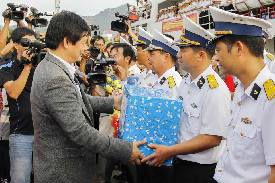 Lãnh đạo Ủy ban Nhân dân thành phố Khánh Hòa trao tặng quà cho các cán bộ, chiến sĩ ra nhận nhiệm vụ mới tại Trường Sa. (Ảnh: Tiên Minh/TTXVN) 