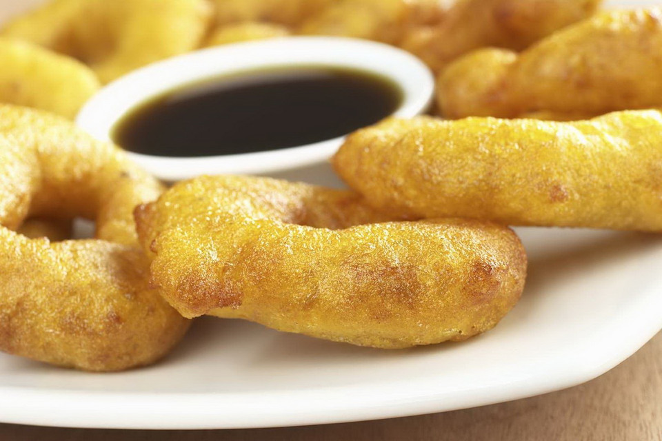 Món bánh Picarones phổ biến Peru và Bolivia được làm từ bí và khoai tây, dùng chung với nước sốt từ mật ong. (Nguồn: Getty Images)