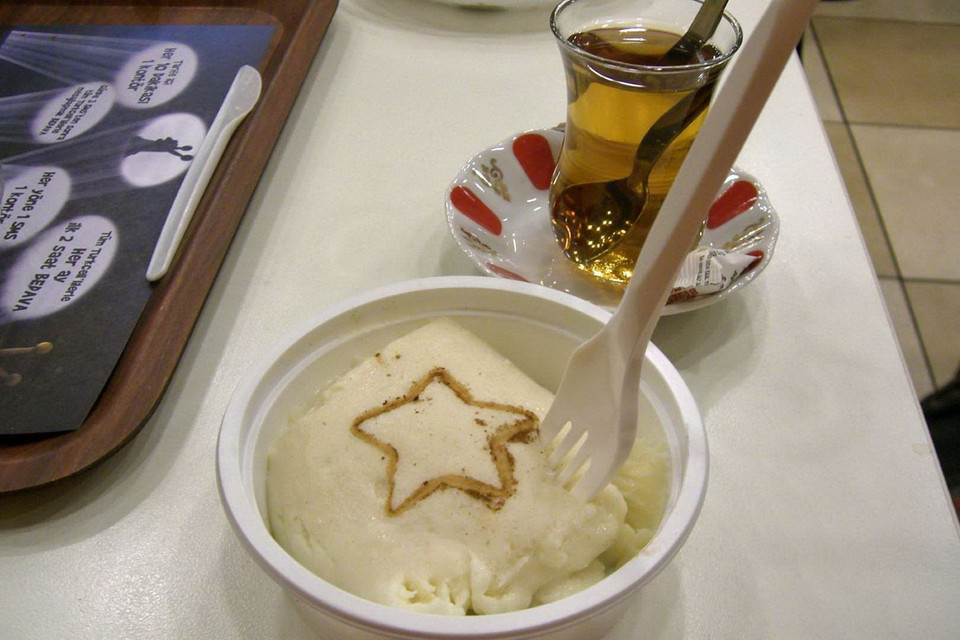 Món tráng miệng Tavuk göğsü ở Thổ Nhĩ Kỳ được làm từ gạo, sữa, đường, bơ, và quế. (Nguồn: Flickr) 