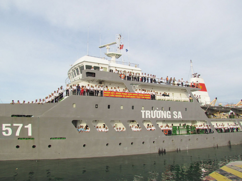 Tàu HQ 571 bắt đầu xuất phát đến với quần đảo Trường Sa. (Ảnh: Tiên Minh/TTXVN) 