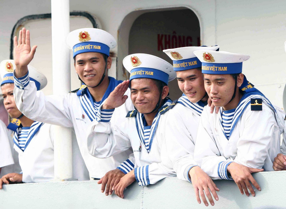 Các chiến sĩ vui mừng vẫy chào tạm biệt, lên đường nhận nhiệm vụ mới tại Trường Sa. (Ảnh: Minh Đức/TTXVN) 