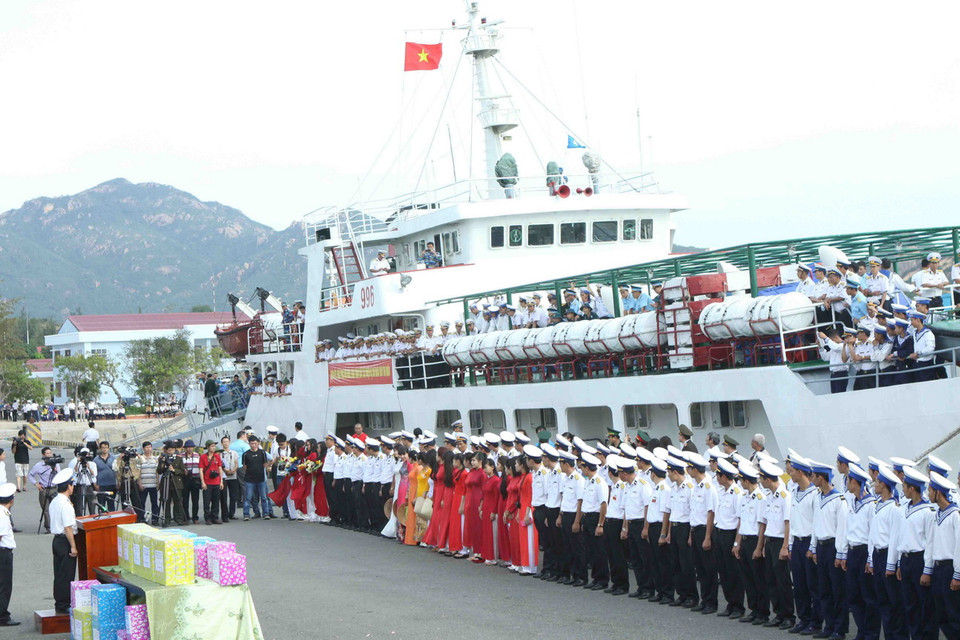 Quang cảnh Lễ xuất quân và trao tặng quà cho các cán bộ, chiến sĩ ra nhận nhiệm vụ mới tại Trường Sa. (Ảnh: Minh Đức/TTXVN) 