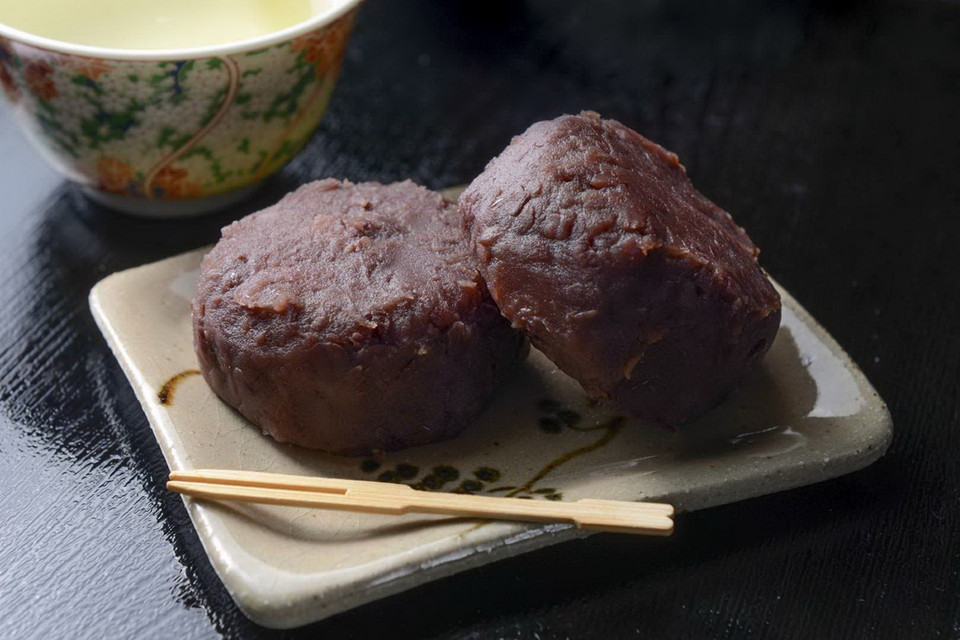 Món tráng miệng Ohagi ở Nhật Bản được làm từ đậu azuki nghiền, trộn với gạo nếp. (Nguồn: Getty Images)