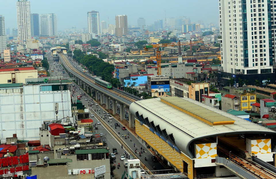 Đoàn tàu chạy theo trục đường Nguyễn Trãi. (Ảnh: Huy Hùng/TTXVN)