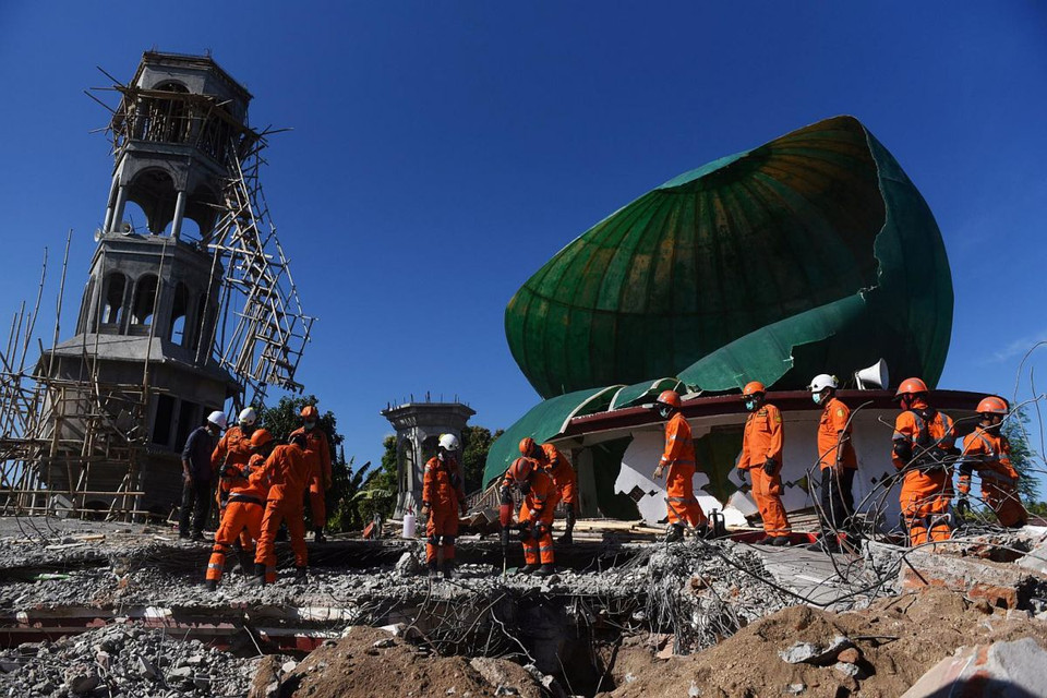 Nhân viên cứu hộ tìm kiếm nạn nhân tại một nhà thờ Hồi giáo bị hư hại trong trận động đất ở Tanjung, Bắc Lombok, Indonesia, vào ngày 7/8. (Nguồn: Reuters)