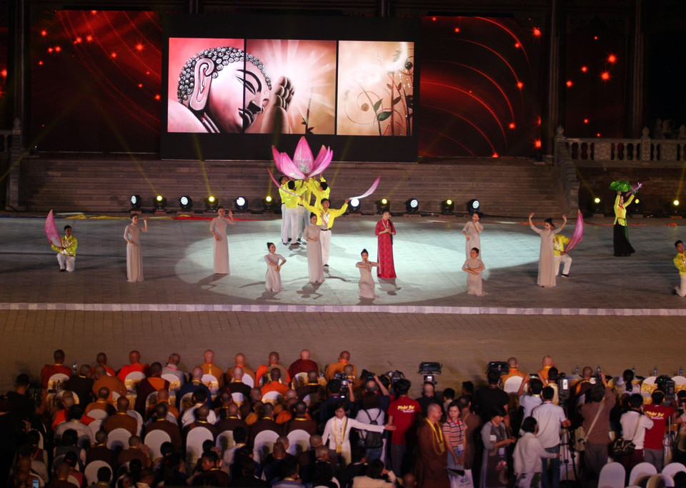 Biểu diễn nghệ thuật của đoàn Việt Nam. (Ảnh: Nguyễn Dân/TTXVN)