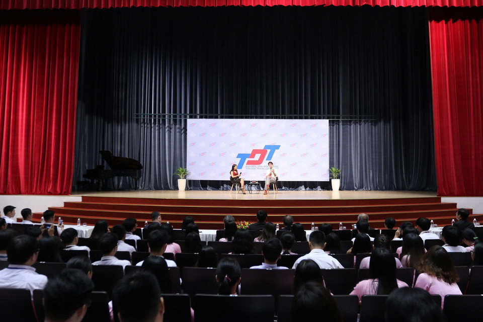 Quang cảnh Thủ tướng Canada Justin Trudeau nói chuyện với sinh viên trường đại học Tôn Đức Thắng. (Ảnh: Thanh Vũ/TTXVN)