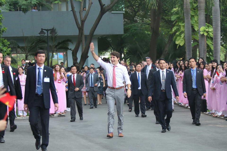 Thủ tướng Canada Justin Trudeau đến thăm trường đại học Tôn Đức Thắng. (Ảnh: Thanh Vũ/TTXVN)