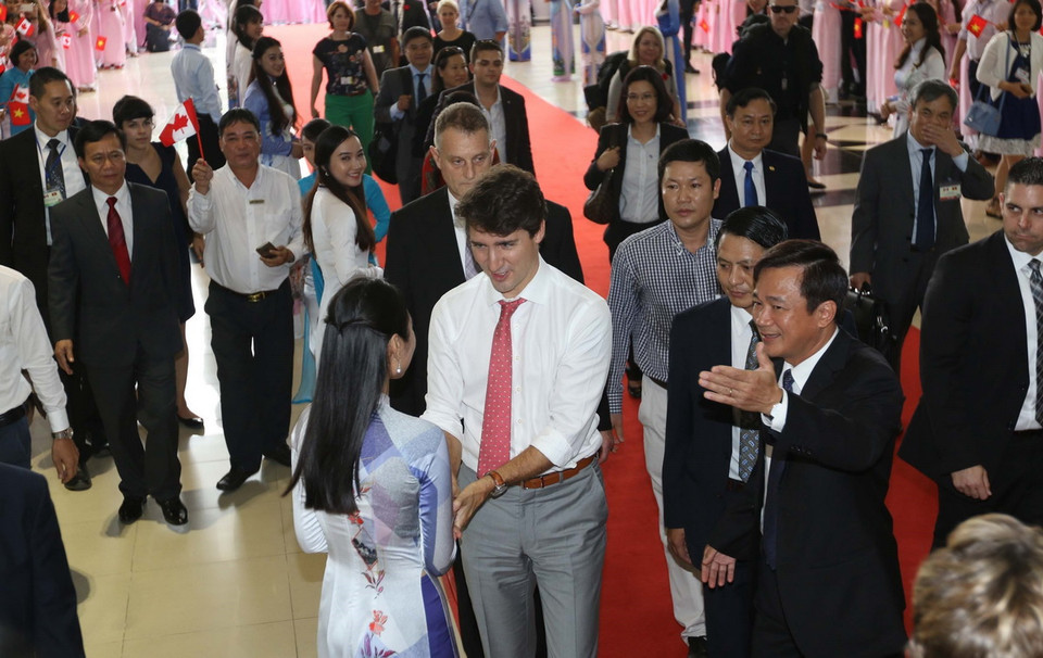 Thủ tướng Canada Justin Trudeau gặp gỡ sinh viên trường đại học Tôn Đức Thắng. (Ảnh: Thanh Vũ/TTXVN)