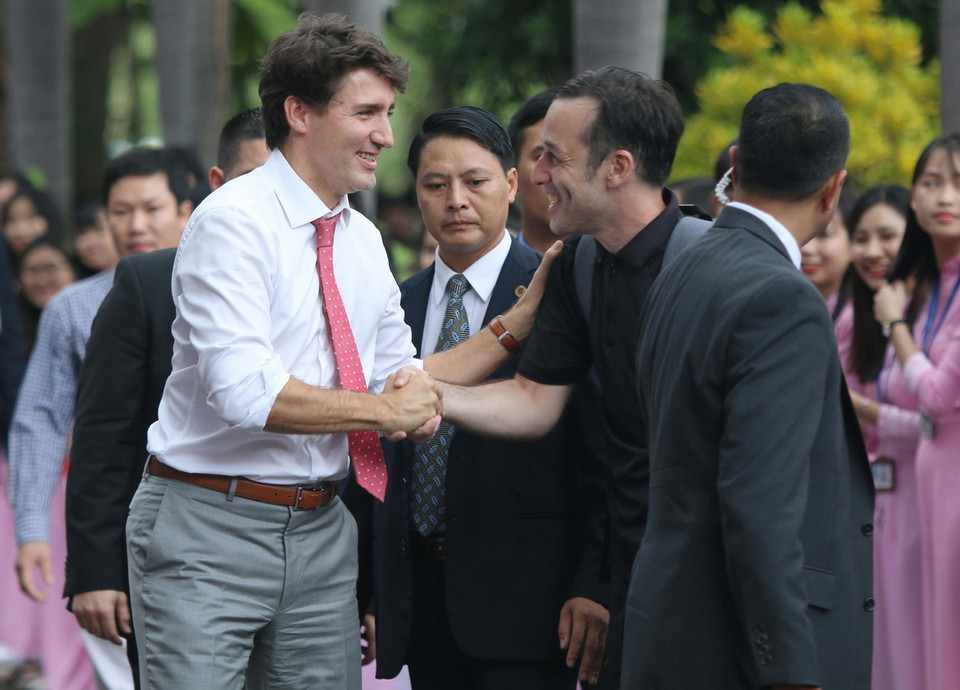 Thủ tướng Canada Justin Trudeau gặp gỡ sinh viên trường đại học Tôn Đức Thắng trên đường tiến vào hội trường. (Ảnh: Thanh Vũ/TTXVN)