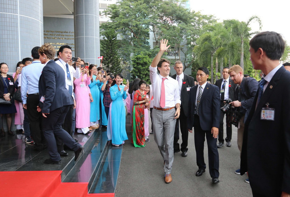 Thủ tướng Canada Justin Trudeau vẫy chào sinh viên trường đại học Tôn Đức Thắng. (Ảnh: Thanh Vũ/TTXVN)