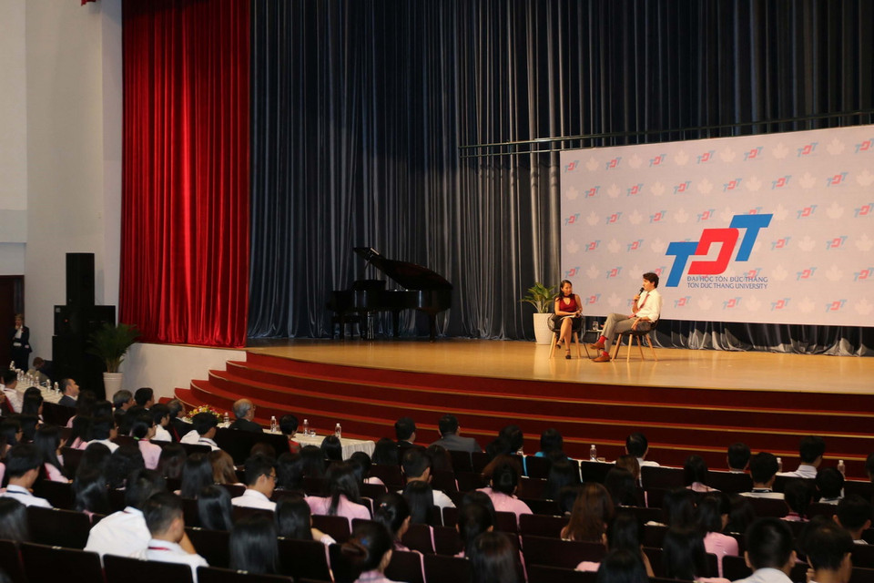 Quang cảnh Thủ tướng Canada Justin Trudeau nói chuyện với sinh viên trường đại học Tôn Đức Thắng. (Ảnh: Thanh Vũ/TTXVN)