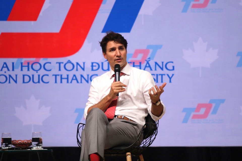 Thủ tướng Canada Justin Trudeau nói chuyện với sinh viên trường đại học Tôn Đức Thắng. (Ảnh: Thanh Vũ/TTXVN)