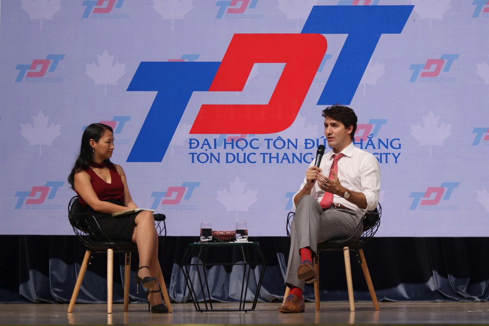 Thủ tướng Canada Justin Trudeau nói chuyện với sinh viên trường đại học Tôn Đức Thắng. (Ảnh: Thanh Vũ/TTXVN)