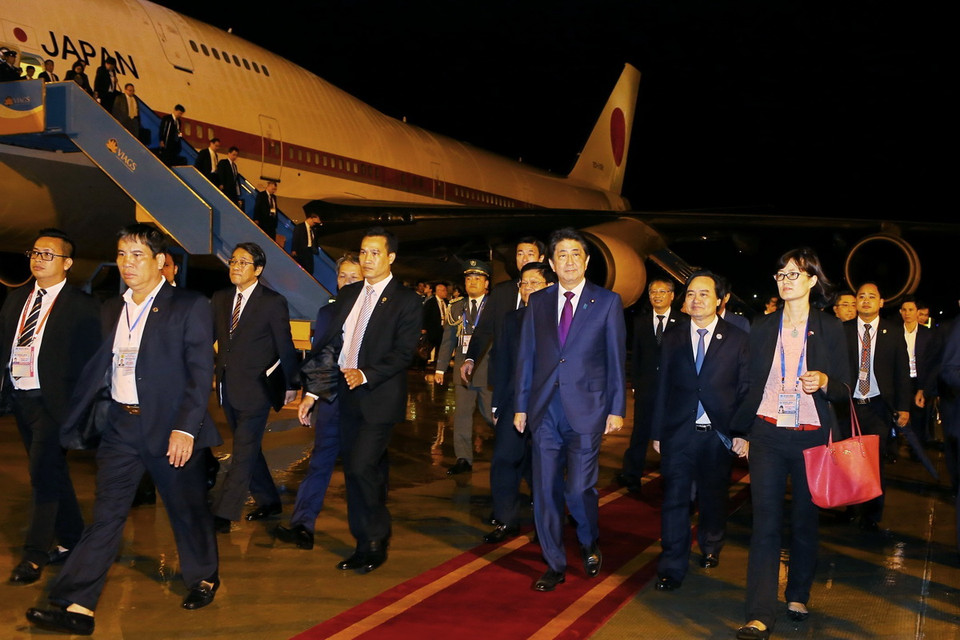 Thủ tướng Nhật Bản Shinzo Abe và Đoàn lãnh đạo Cấp cao nền kinh tế Nhật Bản tại sân bay quốc tế Đà Nẵng. (Nguồn: TTXVN)