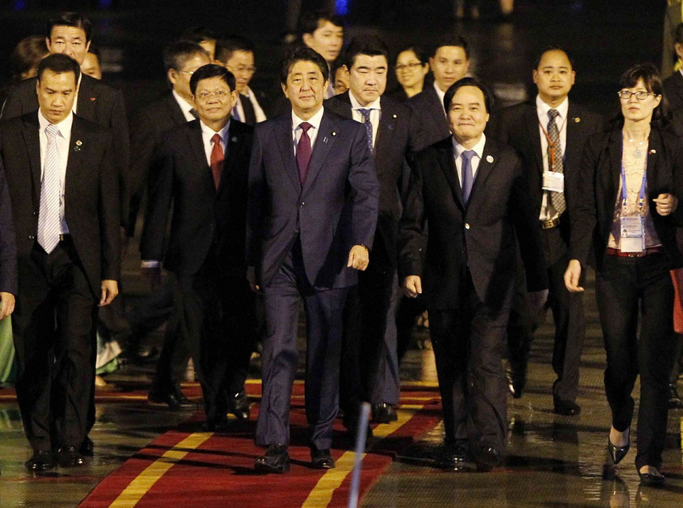 Bộ trưởng Bộ Giáo dục và Đào tạo Phùng Xuân Nhạ đón đoàn tại Sân bay Quốc tế Đà Nẵng tối 9/11. (Nguồn: TTXVN)