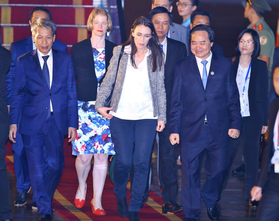 Bộ trưởng Bộ Giáo dục và Đào tạo Phùng Xuân Nhạ đón đoàn tại Sân bay Quốc tế Đà Nẵng tối 9/11. (Nguồn: TTXVN)