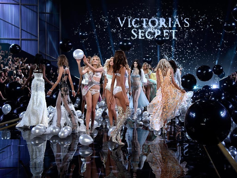 Những bước thoải mái, tự tin và cũng rất chuyên nghiệp tới từ các thiên thần của Victoria's Secret.
