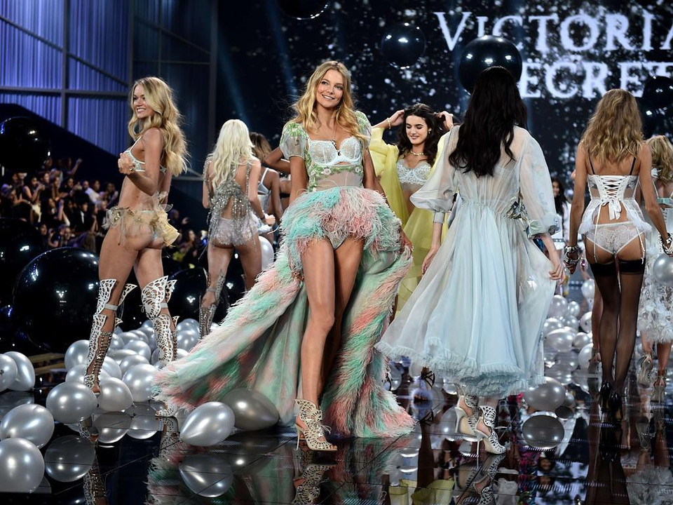 Các "thiên thần" đua nhau khoe sắc tại Victoria’s Secret Show tổ chức tại London