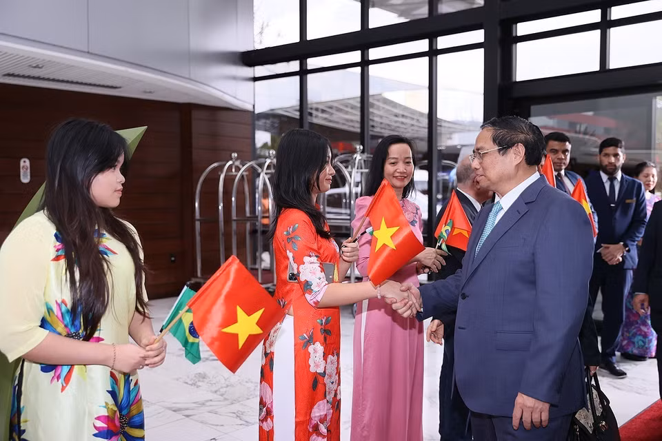 Cán bộ, nhân viên Đại sứ quán Việt Nam tại Brazil đón Thủ tướng Phạm Minh Chính. (Ảnh: Dương Giang/TTXVN)