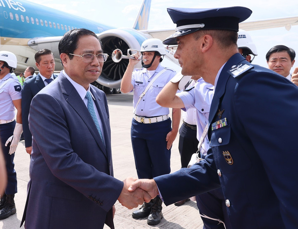 Quan chức Chính phủ Brazil đón Thủ tướng Phạm Minh Chính đến Thủ đô Brasilia. (Ảnh: Dương Giang/TTXVN)