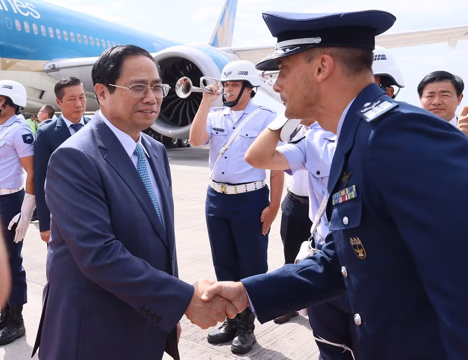 Quan chức Chính phủ Brazil đón Thủ tướng Phạm Minh Chính đến Thủ đô Brasilia. (Ảnh: Dương Giang/TTXVN)